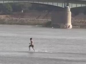 رجل يسير على نهر دجلة ويصدم العراقيين