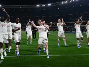 AC Milan players acknowledge the public at the end of the Italian Serie A football match between Hellas Verona and AC Milan on May 8, 2022 at the Marcantonio-Bentegodi stadium in Verona. (Photo by Miguel MEDINA / AFP)