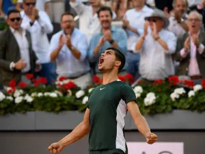 Spain's Carlos Alcaraz celebrates after winning the 2022 ATP Tour Madrid Open tennis tournament men's singles final match against Germany's Alexander Zverev at the Caja Magica in Madrid on May 8, 2022. (Photo by OSCAR DEL POZO / AFP)