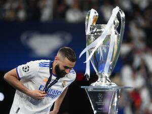 Real Madrid's French forward Karim Benzema walks past the trophy after winning the UEFA Champions League final football match between Liverpool and Real Madrid at the Stade de France in Saint-Denis, north of Paris, on May 28, 2022. (Photo by FRANCK FIFE / AFP) Real Madrid's French forward Karim Benzema walks past the trophy after winning the UEFA Champions League final football match between Liverpool and Real Madrid at the Stade de France in Saint-Denis, north of Paris, on May 28, 2022. (Photo by FRANCK FIFE / AFP)