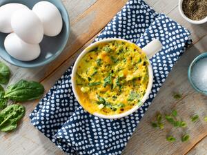 وصفات الميكروويف: عجة بالخضار في الكوب