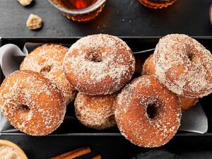 دونات بالقرفة والسكر في المقلاة الهوائية