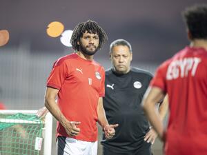 Egypt's midfielder Mohamed Elneny adresses a thumbs up to his teammate Egypt's forward Mohamed Salah during a training session at an annex of the Olembe stadium in Yaounde on February 5, 2022 on the eve of the 2021 Africa Cup of Nations (CAN) final football match between Senegal and Egypt. (Photo by Charly TRIBALLEAU / AFP) Egypt's midfielder Mohamed Elneny adresses a thumbs up to his teammate Egypt's forward Mohamed Salah during a training session at an annex of the Olembe stadium in Yaounde on February 5, 2022 on the eve of the 2021 Africa Cup of Nations (CAN) final football match between Senegal and Egypt. (Photo by Charly TRIBALLEAU / AFP)