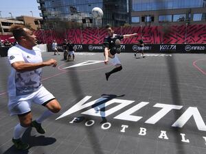 Soccer players hold an exhibition match to promote a new version of the 'EA SPORTS FIFA' video game at the EA PLAY event in Hollywood, California on June 8, 2019. / AFP / Mark RALSTON Soccer players hold an exhibition match to promote a new version of the 'EA SPORTS FIFA' video game at the EA PLAY event in Hollywood, California on June 8, 2019. / AFP / Mark RALSTON