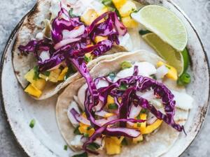 تاكو السمك السهل مع المانجو والأناناس