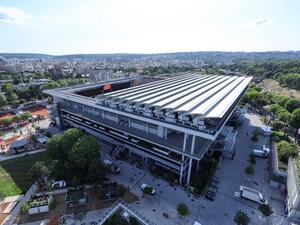 This aerial view shows the Philippe-Chatrier central tennis court with its sliding roof partially open at the Roland-Garros stadium in Paris on May 17, 2022. (Photo by Thomas SAMSON / AFP) This aerial view shows the Philippe-Chatrier central tennis court with its sliding roof partially open at the Roland-Garros stadium in Paris on May 17, 2022. (Photo by Thomas SAMSON / AFP)
