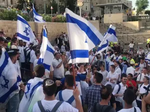آلاف المستوطنين، يقتحمون شوارع القدس المحتلة