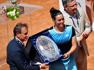 Tunisia's Ons Jabeur poses with the finalist's trophy after losing to Poland's Iga Swiatek the final of the Women's WTA Rome Open tennis tournament on May 15, 2022 at Foro Italico in Rome. (Photo by Andreas SOLARO / AFP) Tunisia's Ons Jabeur poses with the finalist's trophy after losing to Poland's Iga Swiatek the final of the Women's WTA Rome Open tennis tournament on May 15, 2022 at Foro Italico in Rome. (Photo by Andreas SOLARO / AFP)