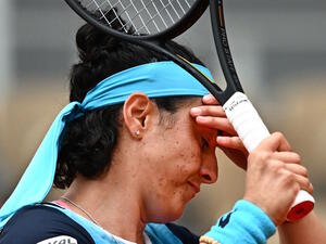 Tunisia's Ons Jabeur reacts as she plays against Poland's Magda Linette during their women's singles match on day one of the Roland-Garros Open tennis tournament at the Court Philippe-Chatrier in Paris on May 22, 2022. (Photo by Anne-Christine POUJOULAT / AFP) Tunisia's Ons Jabeur reacts as she plays against Poland's Magda Linette during their women's singles match on day one of the Roland-Garros Open tennis tournament at the Court Philippe-Chatrier in Paris on May 22, 2022. (Photo by Anne-Christine POUJOULAT / AFP)