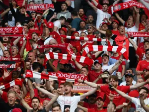 Liverpool supporters cheer prior to the UEFA Champions League final football match between Liverpool and Real Madrid at the Stade de France in Saint-Denis, north of Paris, on May 28, 2022. (Photo by FRANCK FIFE / AFP)