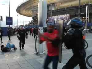 This grab taken from an AFP video shows the police intervening as fans climb the fence of the Stade de France before the UEFA Champions League final football match between Liverpool and Real Madrid at the Stade de France in Saint-Denis, north of Paris, on May 28, 2022. (Photo by Maryam EL HAMOUCHI / AFP) This grab taken from an AFP video shows the police intervening as fans climb the fence of the Stade de France before the UEFA Champions League final football match between Liverpool and Real Madrid at the Stade de France in Saint-Denis, north of Paris, on May 28, 2022. (Photo by Maryam EL HAMOUCHI / AFP)