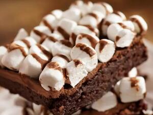 حلوى شوكولاتة الفادج مع المارشميلو