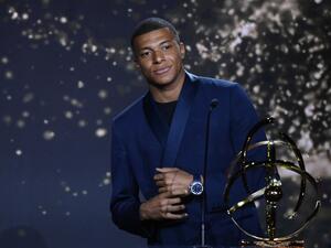 Paris Saint-Germain's French forward Kylian MBappe receives the Best Ligue 1 Player award during the TV show on May 15, 2022 in Paris, as part of the 30th edition of the UNFP (French National Professional Football players Union) trophy ceremony. (Photo by FRANCK FIFE / AFP) Paris Saint-Germain's French forward Kylian MBappe receives the Best Ligue 1 Player award during the TV show on May 15, 2022 in Paris, as part of the 30th edition of the UNFP (French National Professional Football players Union) trophy ceremony. (Photo by FRANCK FIFE / AFP)