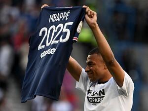 Paris Saint-Germain's French forward Kylian Mbappe poses with a jersey after the announcement he staying at PSG until 2025 before the French L1 football match between Paris Saint-Germain (PSG) and Metz at the Parc des Princes stadium in Paris on May 21, 2022. (Photo by Anne-Christine POUJOULAT / AFP) Paris Saint-Germain's French forward Kylian Mbappe poses with a jersey after the announcement he staying at PSG until 2025 before the French L1 football match between Paris Saint-Germain (PSG) and Metz at the Parc des Princes stadium in Paris on May 21, 2022. (Photo by Anne-Christine POUJOULAT / AFP)