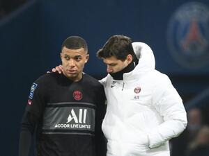 Paris Saint-Germain's Argentinian head coach Mauricio Pochettino (R) talks with Paris Saint-Germain's French forward Kylian Mbappe during the French L1 football match between Paris-Saint Germain (PSG) and FC Nantes at The Parc des Princes Stadium in Paris on November 20, 2021. (Photo by FRANCK FIFE / AFP) Paris Saint-Germain's Argentinian head coach Mauricio Pochettino (R) talks with Paris Saint-Germain's French forward Kylian Mbappe during the French L1 football match between Paris-Saint Germain (PSG) and FC Nantes at The Parc des Princes Stadium in Paris on November 20, 2021. (Photo by FRANCK FIFE / AFP)