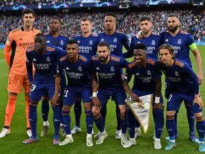 Real Madrid players pose for a team picture prior to the UEFA Champions League semi-final first leg football match between Manchester City and Real Madrid, at the Etihad Stadium, in Manchester, on April 26, 2022. (Photo by Paul ELLIS / AFP)