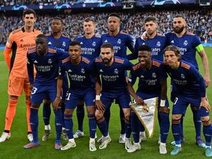 Real Madrid players pose for a team picture prior to the UEFA Champions League semi-final first leg football match between Manchester City and Real Madrid, at the Etihad Stadium, in Manchester, on April 26, 2022. (Photo by Paul ELLIS / AFP) Real Madrid players pose for a team picture prior to the UEFA Champions League semi-final first leg football match between Manchester City and Real Madrid, at the Etihad Stadium, in Manchester, on April 26, 2022. (Photo by Paul ELLIS / AFP)