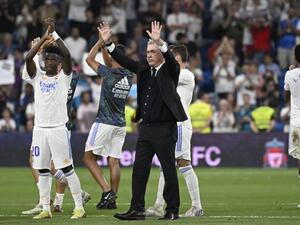 Real Madrid's Italian coach Carlo Ancelotti (C), Real Madrid's Brazilian forward Vinicius Junior (L) and teammates acknowledge the crowd at the end of the Spanish league football match between Real Madrid CF and Real Betis at the Santiago Bernabeu stadium in Madrid on May 20, 2022. (Photo by Pierre-Philippe MARCOU / AFP) Real Madrid's Italian coach Carlo Ancelotti (C), Real Madrid's Brazilian forward Vinicius Junior (L) and teammates acknowledge the crowd at the end of the Spanish league football match between Real Madrid CF and Real Betis at the Santiago Bernabeu stadium in Madrid on May 20, 2022. (Photo by Pierre-Philippe MARCOU / AFP)