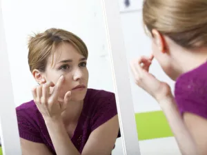 7 علاجات منزلية لاحمرار وانتفاخ العين