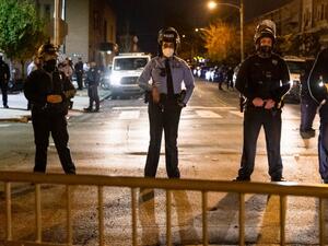 وقالت السلطات: "حدد الضباط مكان شخص مسلح بمسدس واشتبكوا معه، ونقل المشتبه به إلى المستشفى وأعلن لاحقا وفاته".