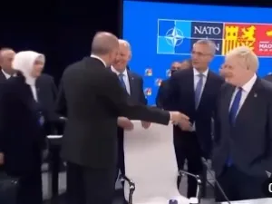 أردوغان وهو يشير بيده لجونسون: هذا من سيجلب لنا العار