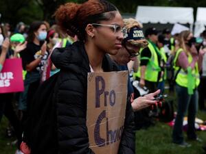 حزب ماكرون يسعى لتكريس حق الإجهاض بالدستور