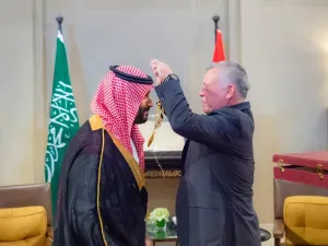 العاهل الأردني يقدم لولي العهد السعودي قلادة الحسين بن علي