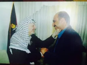 عناق بين الراحلان ياسر عرفات وسعد المجالي
