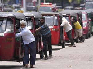 طوابير المنتظرين أمام محطات الوقود