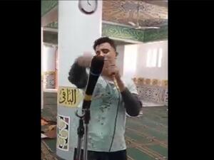 شاب يغني ويرقص داخل مسجد في مصر