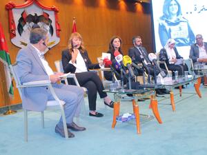 وقال منصور "التغطية مستمرة.. هكذا كانت تقول، وعلى هذا الدرب نسير، اغتيلت شيرين أبو عاقلة، ولكنَ قتلَ الشهود لا يقتلُ الحقيقة".