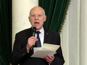 وتضمن مشروع الدستور 142 فصلا تمّ توزيعها على 10 أبواب.