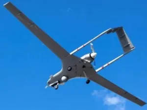 ونشرت وكالات روسية لقطات من مكان الحادث تظهر شظايا طائرة مسيرة تم العثور عليها بالقرب من مكان اندلاع الحريق.