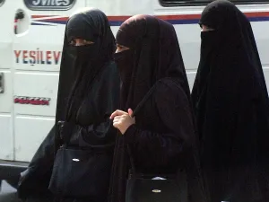 ذبح النساء في المجتمعات القبليّة والإسلامية