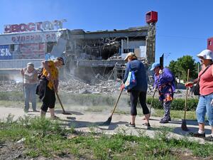 Missile hits shopping center in Ukraine's Kharkiv city