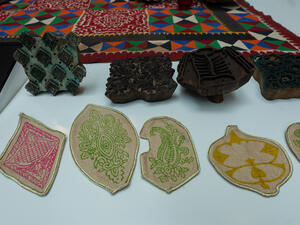 المشاريع تحمل أفكاراً ألمعيّة تعكس روح الإمارة التي أصبحت مركزاً للإبداع والابتكار وصناعة المستقبل   هالة بدري تطلع على أعمال مبتكري ومصمّمي المستقبل في "معرض الخريجين"