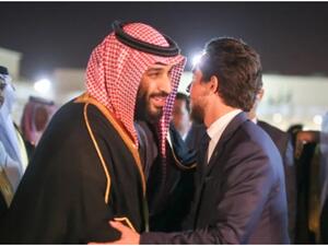 ولي العهد السعودي الأمير محمد بن سلمان يعانق الأمير الحسين بن عبدالله 