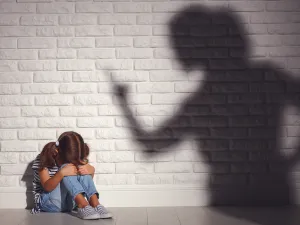 طبيب البوابة: 5 مؤشرات على سوء معاملة الأطفال 