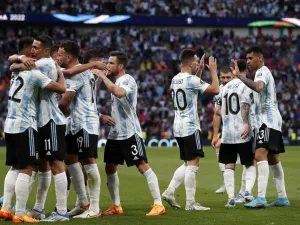 Argentina's midfielder Angel Di Maria (2nd L) celebrates with teammates after scoring their second goal during the 'Finalissima' International friendly football match between Italy and Argentina at Wembley Stadium in London on June 1, 2022. The Azzurri face the South American continental champions in the inaugural Finalissima at Wembley. (Photo by Adrian DENNIS / AFP)