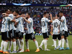 Argentina's midfielder Angel Di Maria (2nd L) celebrates with teammates after scoring their second goal during the 'Finalissima' International friendly football match between Italy and Argentina at Wembley Stadium in London on June 1, 2022. The Azzurri face the South American continental champions in the inaugural Finalissima at Wembley. (Photo by Adrian DENNIS / AFP) Argentina's midfielder Angel Di Maria (2nd L) celebrates with teammates after scoring their second goal during the 'Finalissima' International friendly football match between Italy and Argentina at Wembley Stadium in London on June 1, 2022. The Azzurri face the South American continental champions in the inaugural Finalissima at Wembley. (Photo by Adrian DENNIS / AFP)