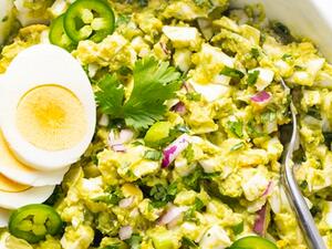 وصفة سلطة الأفوكادو بالبيض
