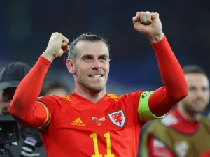 Wales' midfielder Gareth Bale celebrates on the pitch after the FIFA World Cup 2022 play-off semi-final qualifier football match between Wales and Austria at Cardiff City Stadium in Cardiff, south Wales on March 24, 2022. A brilliant double from Gareth Bale took Wales to the brink of a first World Cup since 1958 thanks to a 2-1 win over Austria in Cardiff on Thursday. (Photo by Geoff Caddick / AFP)