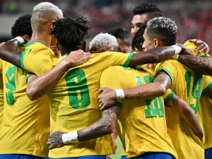 Brazil's forward Neymar (C) celebrates with teammates after he scored a penalty goal during the international football friendly match between South Korea and Brazil at Seoul World Cup Stadium in Seoul on June 2, 2022. (Photo by ANTHONY WALLACE / AFP)