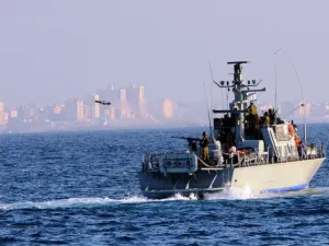 زورق حربي اسرائيلي قبالة سواحل غزة