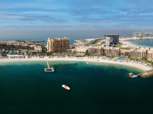 منتجع وسبا دبل تري من هيلتون جزيرة المرجان يطبق ممارسات بيئية مستدامة وينجح في منع 684 كجم من البلاستيك من الدخول الى محيطات العالم