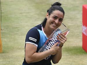 Tunisia's Ons Jabeur poses with the trophy after winning the final tennis match against Switzerland's Belinda Bencic at the Women's Bett1 Open tennis tournament in Berlin on June 19, 2022. (Photo by Tobias SCHWARZ / AFP) Tunisia's Ons Jabeur poses with the trophy after winning the final tennis match against Switzerland's Belinda Bencic at the Women's Bett1 Open tennis tournament in Berlin on June 19, 2022. (Photo by Tobias SCHWARZ / AFP)