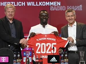 Bayern Munich's Senegalese new forward Sadio Mane (C) with his jersey poses next to Bayern Munich CEO Oliver Kahn (L) and President Herbert Hainer during a press conference after he signed a three-year deal with German first division football club FC Bayern Munich, in Munich, southern Germany, on June 22, 2022. (Photo by CHRISTOF STACHE / AFP) Bayern Munich's Senegalese new forward Sadio Mane (C) with his jersey poses next to Bayern Munich CEO Oliver Kahn (L) and President Herbert Hainer during a press conference after he signed a three-year deal with German first division football club FC Bayern Munich, in Munich, southern Germany, on June 22, 2022. (Photo by CHRISTOF STACHE / AFP)
