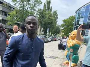 Mane arrives in Munich for medical checks (Photo: @kessler_philipp)