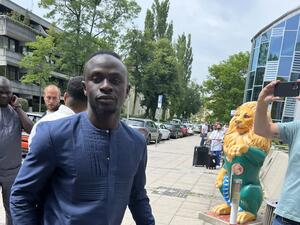Mane arrives in Munich for medical checks (Photo: @kessler_philipp) Mane arrives in Munich for medical checks (Photo: @kessler_philipp)