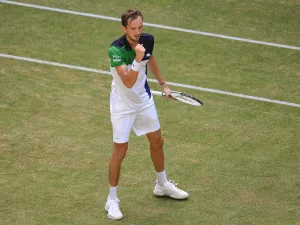Russia's Daniil Medvedev reacts during the men's singles semi-final tennis match against Germany's Oscar Otte at the ATP 500 Halle Open tennis tournament in Halle, western Germany, on June 18, 2022. (Photo by Carmen JASPERSEN / AFP)